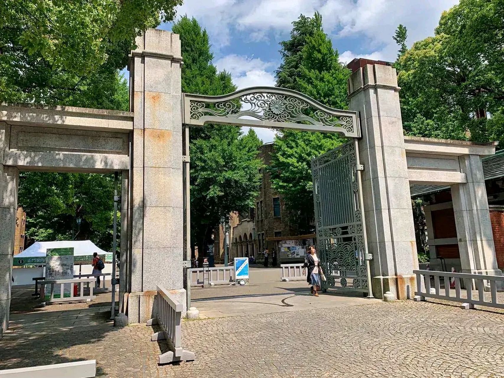 看到东京大学标志性的正门照片,我感到非常震撼.