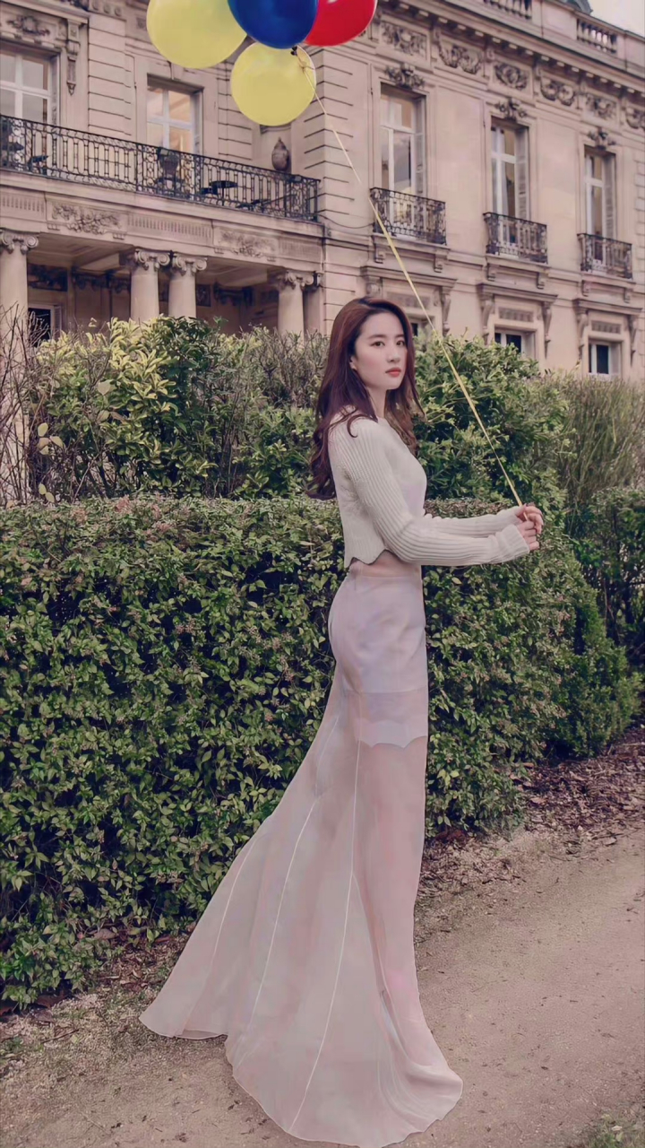 刘亦菲大长腿真好看,依然是一个美丽的少女.