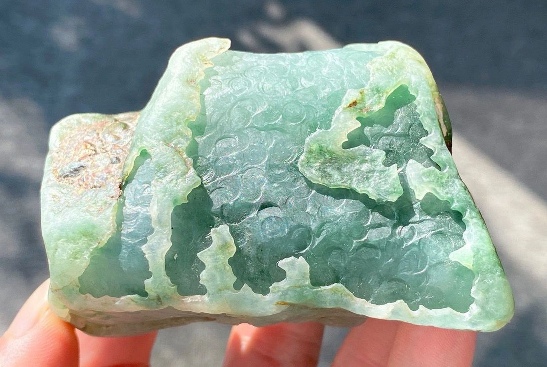 翡翠原石# #点击头像看直播# 会卡冰飘绿花料,387克,尺寸:7.6-6-4.