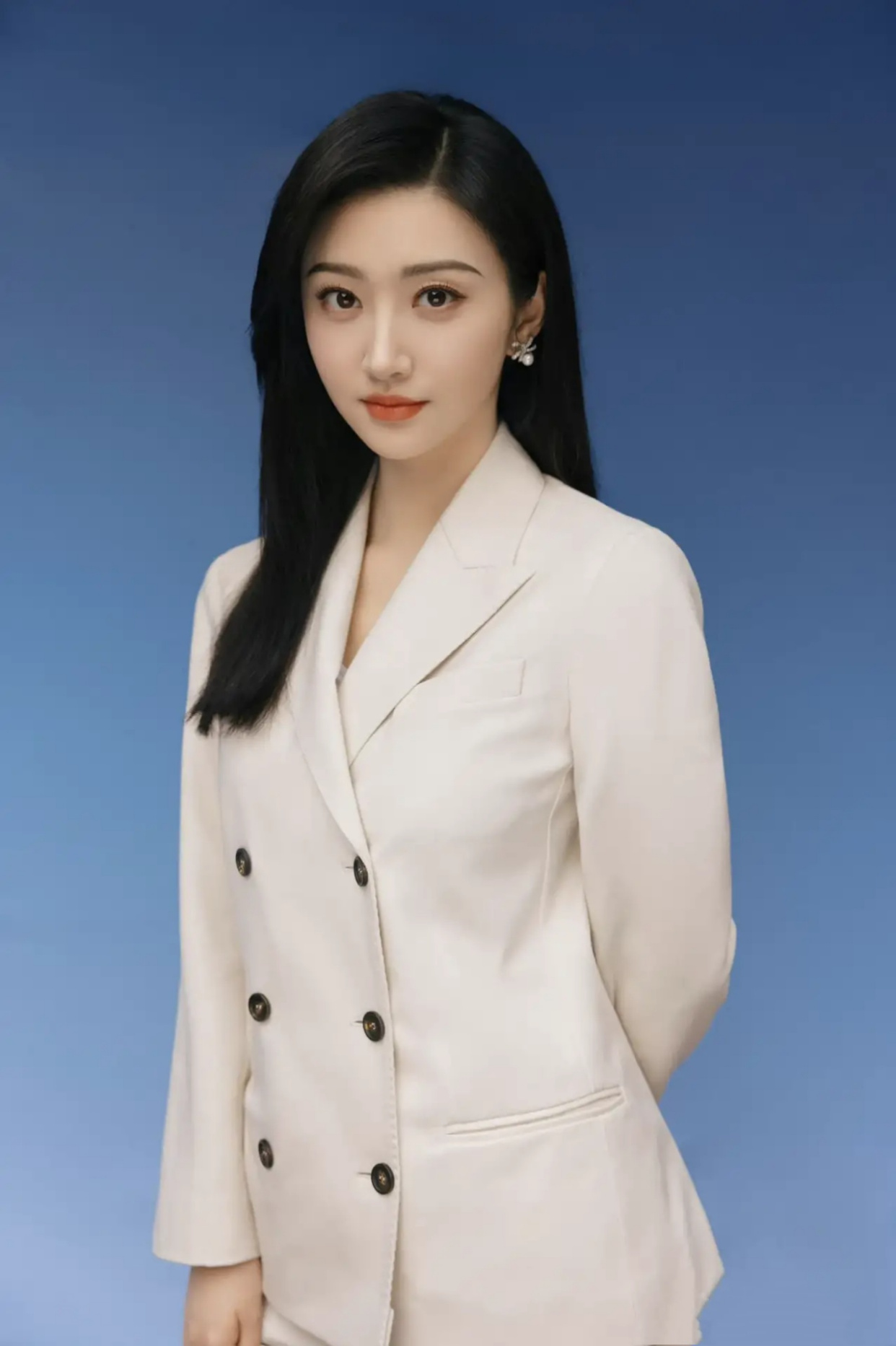 景甜乳白色西服套装搭配披肩秀发,端庄大方,优雅知性