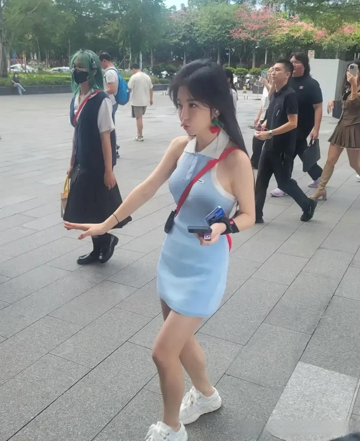 看她在广州的路透图感觉连一米五都没有,好小的一只冯提莫11 女明星