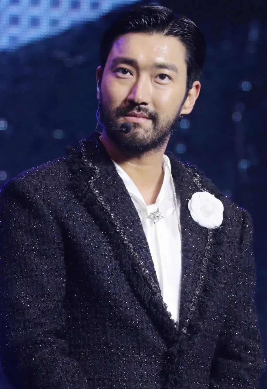 11月6日,36岁的韩国男星崔始源,突然引发了热议,起因是他现身super