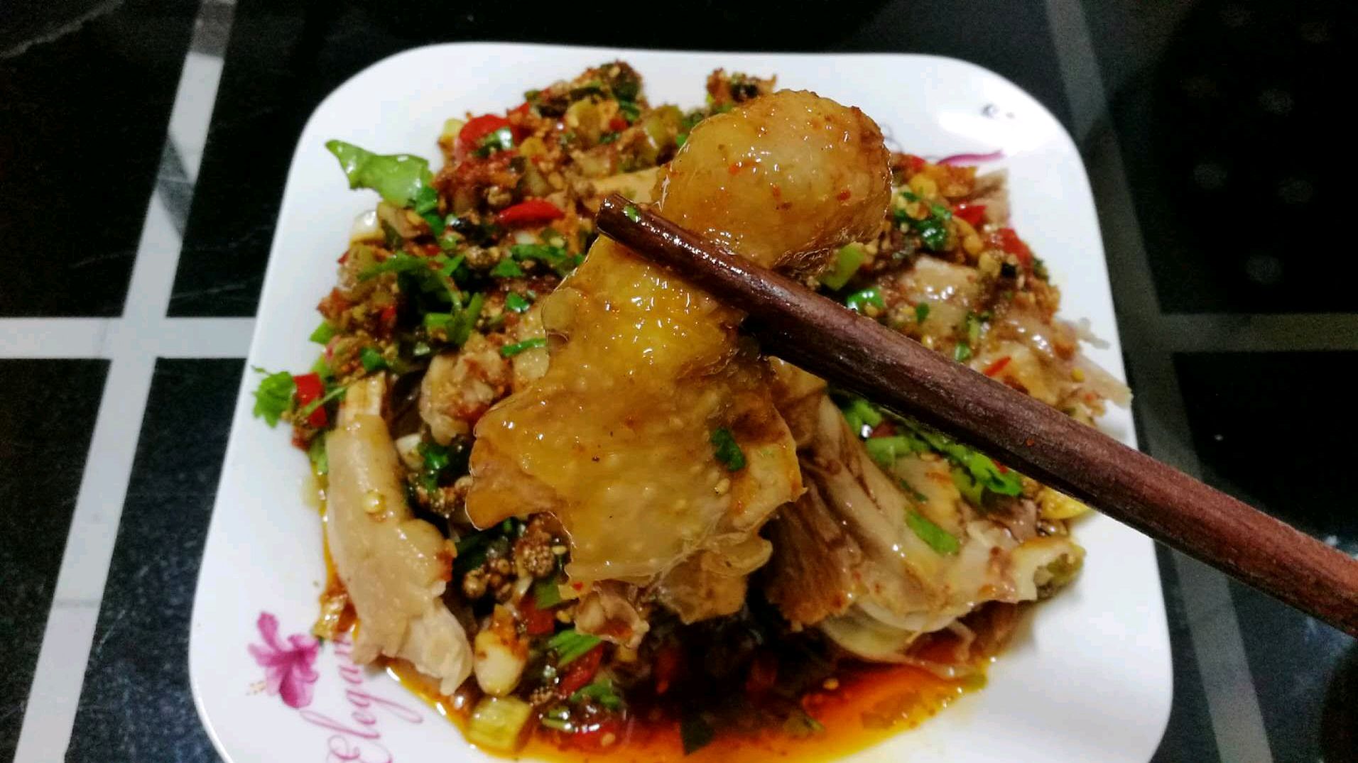 家常口水鸡的做法,操作简单,香辣下饭,配上自制蘸料,真香!