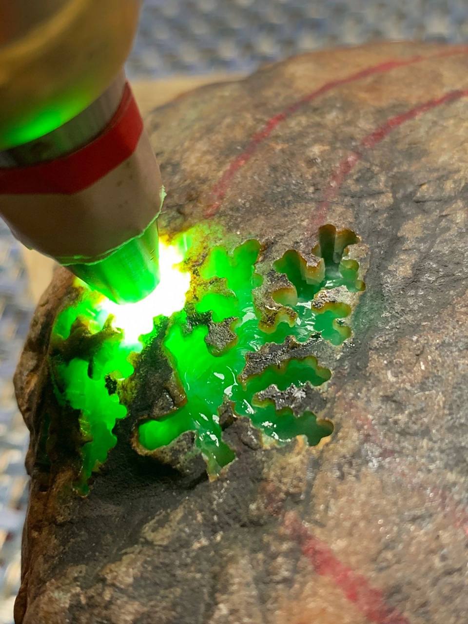 点击头像看直播# 517克,莫湾基开窗色料,品相完整,开窗处满色阳绿,种