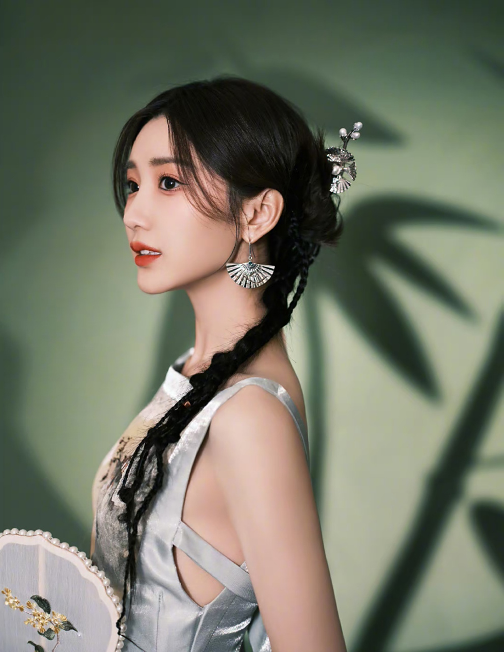 毛晓彤# 央视碧水长歌颂端阳,身穿国风旗袍,清纯妩媚的容颜,白皙水嫩