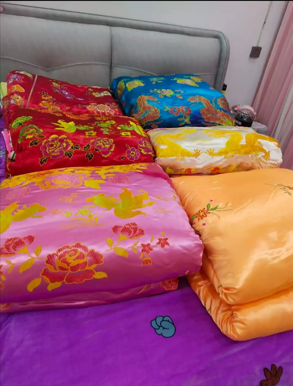 闺蜜结婚,陪嫁的被子真是太土了! 可闺蜜说很喜庆!你们觉得呢?