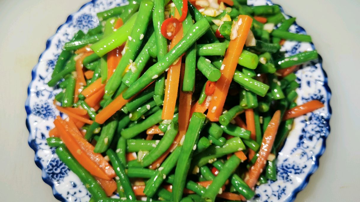 胖哥分享“凉拌长豆角”家常做法,简单易学,绿脆爽口又营养