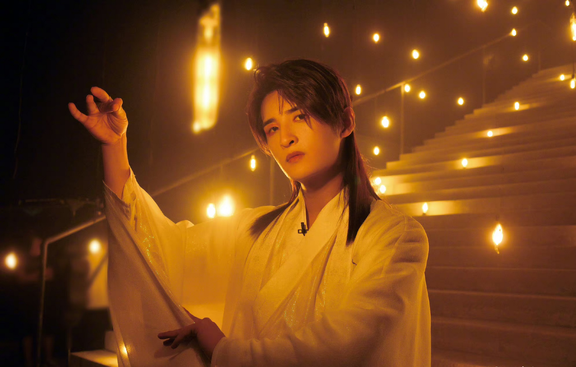 昨天,张远发文纪念《伶人》舞台,还自带话题张远的披头散发日常:伶 