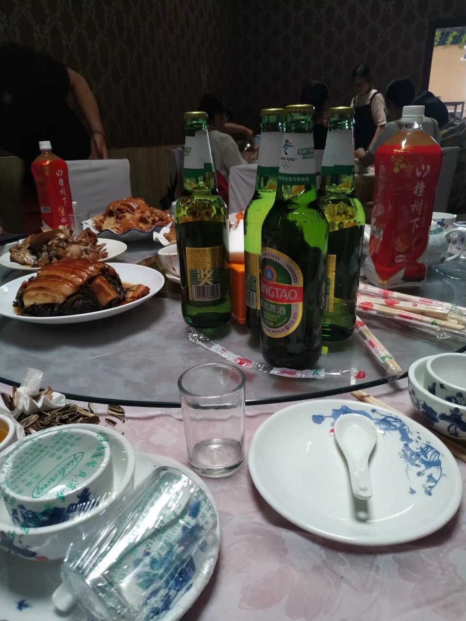 自古贤人都爱喝, 喝至千杯不嫌多. 我非贤人上酒桌, 喝得他们都叫哥!