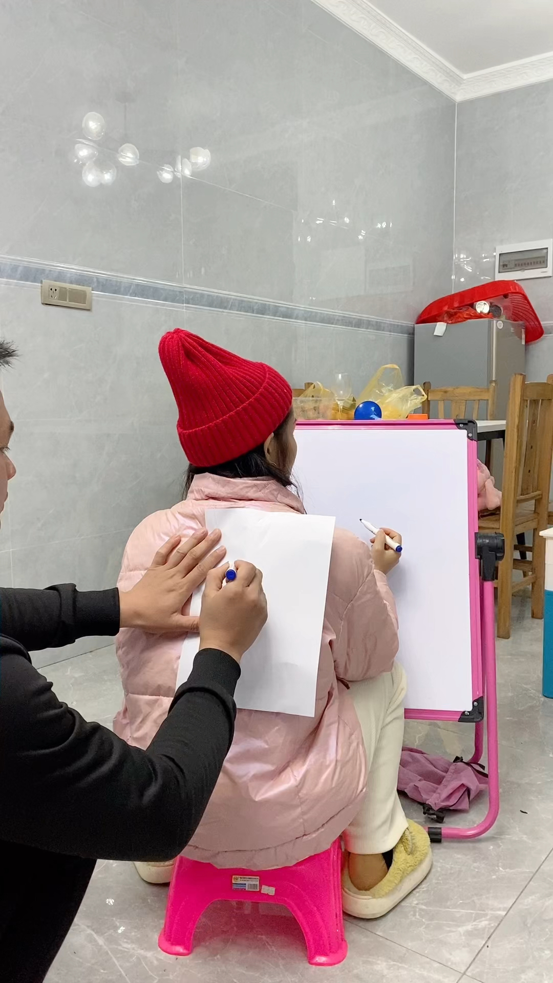 背后画画游戏,这夫妻俩配合太默契了.-度小视