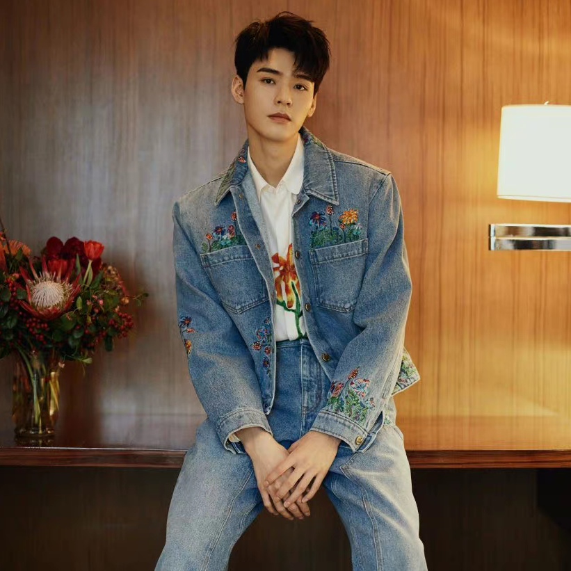 男明星的牛仔外套:肖战清爽,朱一龙会穿搭,看到王一博不愧是你