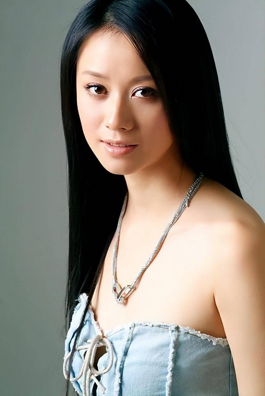 倪虹洁近日机场照.