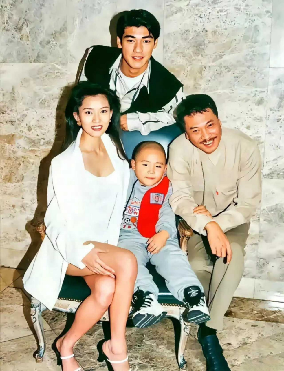 1995年,吴孟达,金城武等人的合影,照片中的达叔,笑容总是那么亲切