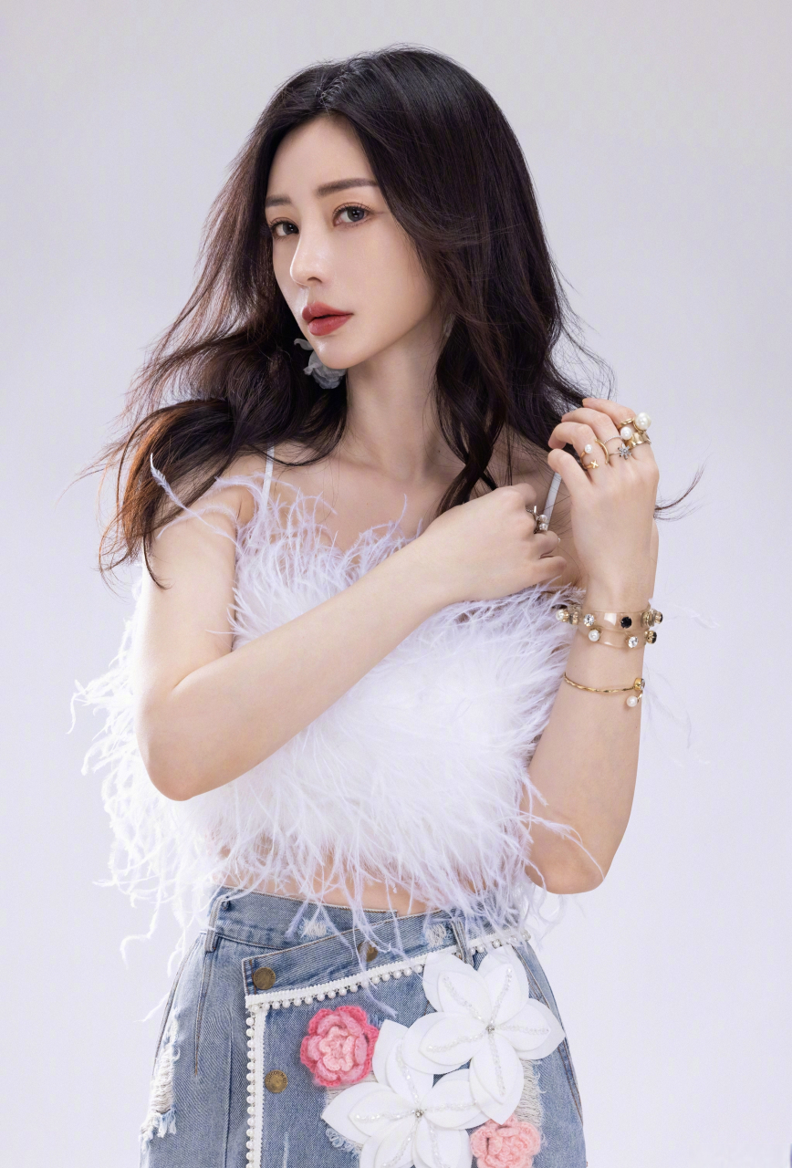 柳岩这身穿搭真的很惊艳,时尚靓丽,性感妩媚,举手投足间尽显风情,真的