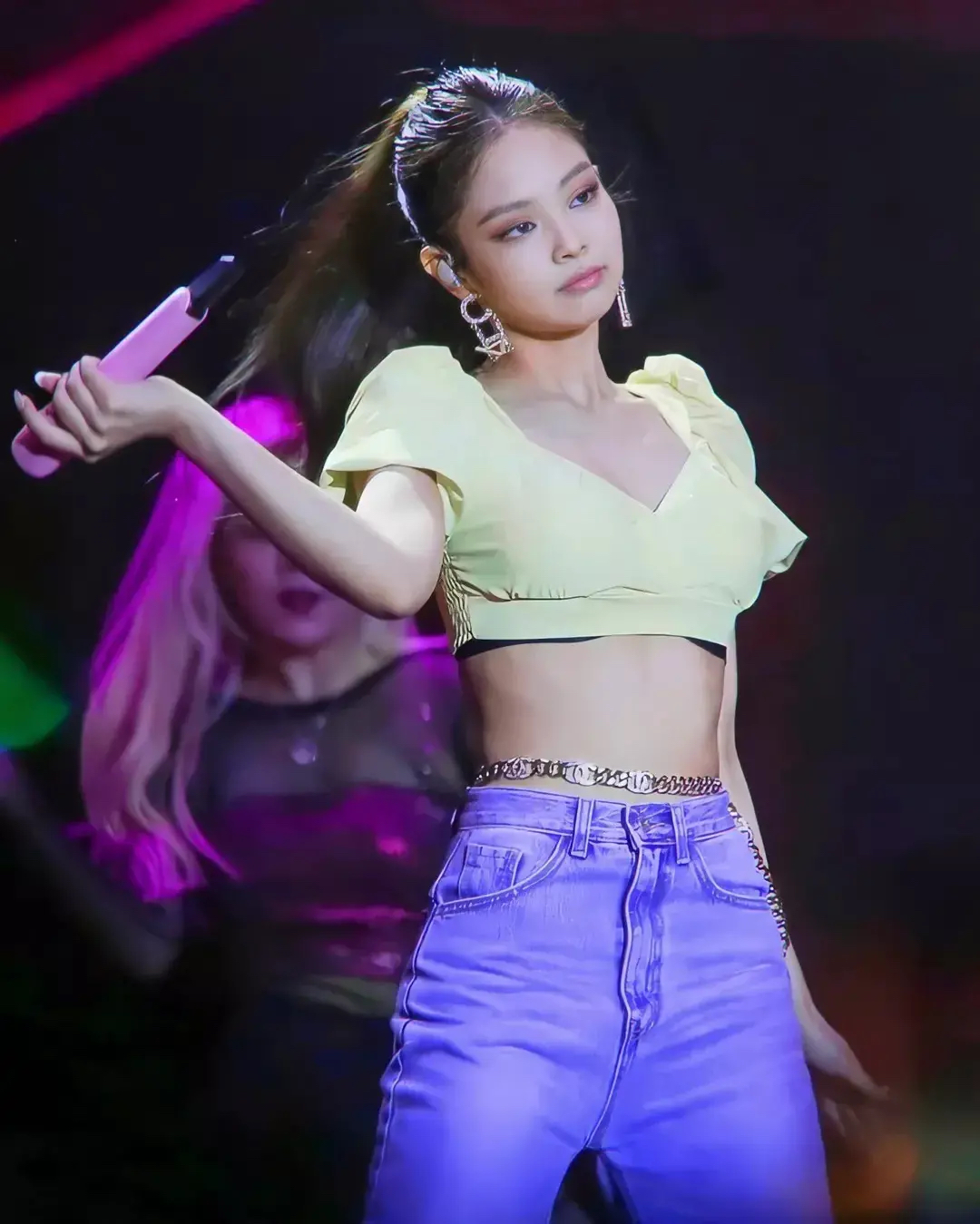 blackpink成员jennie金珍妮舞台照性感来袭,不愧是人间香奈儿