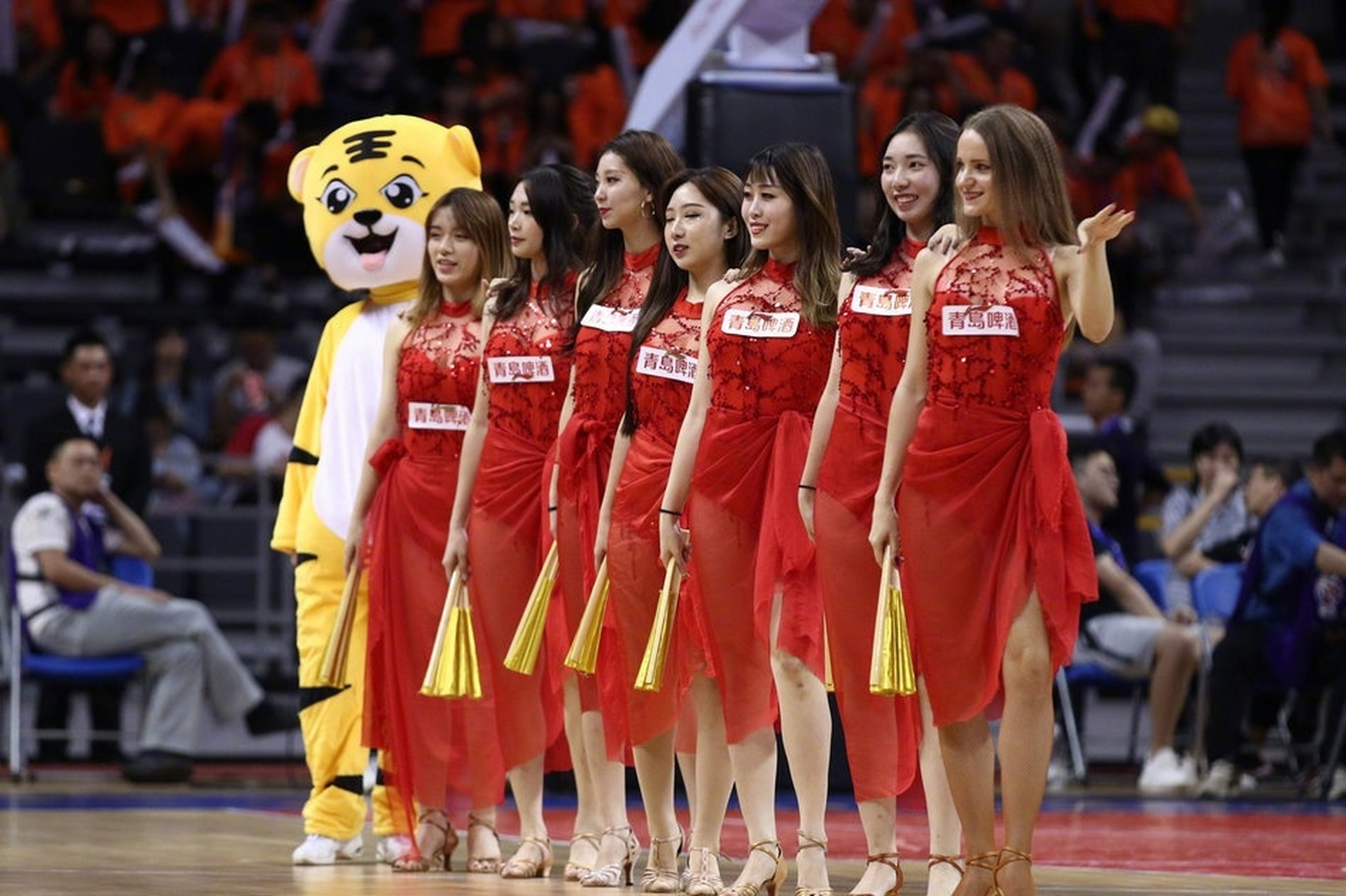 广东男篮啦啦队的这只小老虎,挺可爱的! #cba
