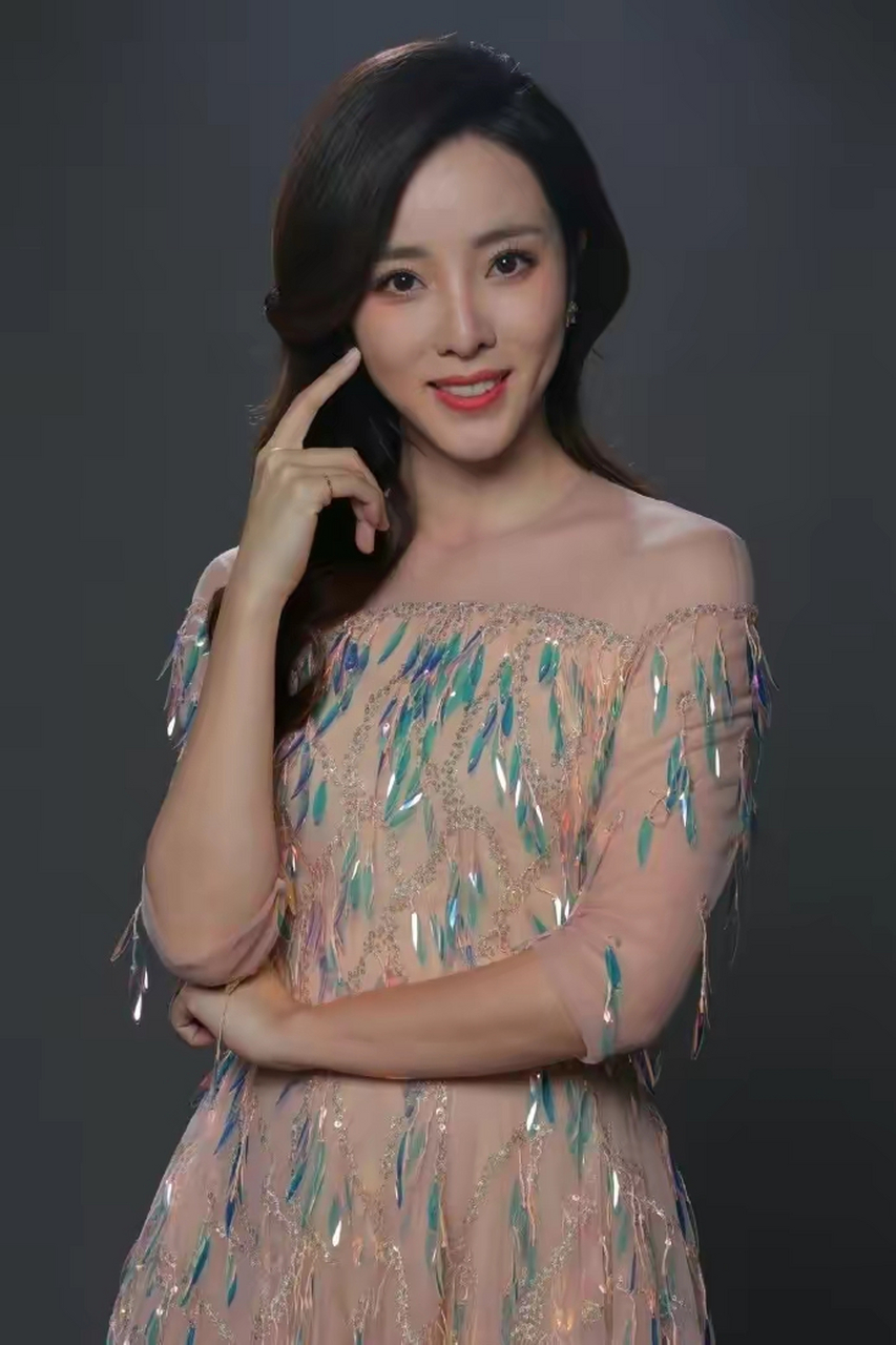 37岁李思思怼脸近照曝光,肌肤水嫩似少女,气质端庄又优雅  近日网传李