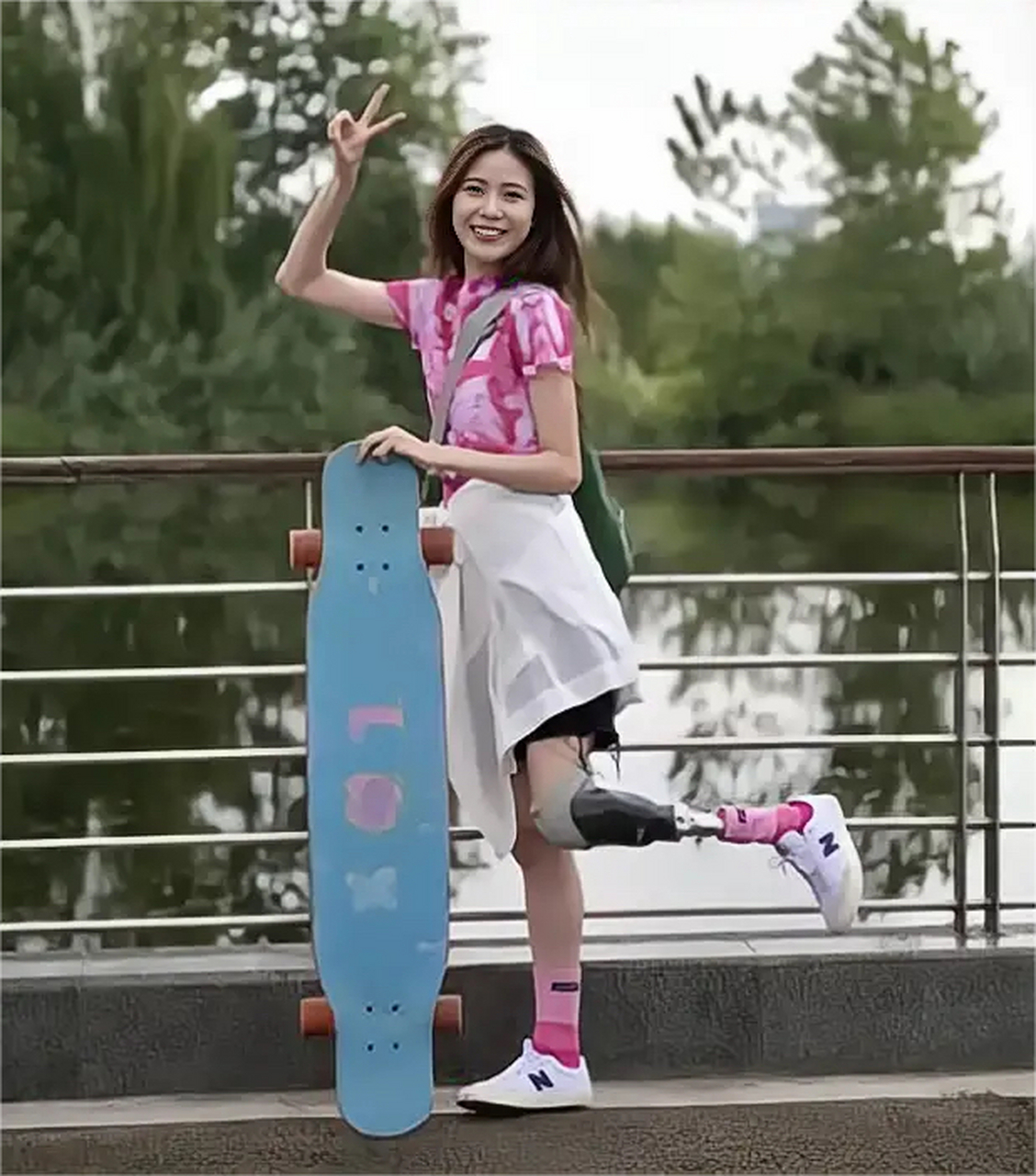 2022年冬残奥会开幕式上,一个戴着假肢,脚踩滑板的女孩,闪闪发光地