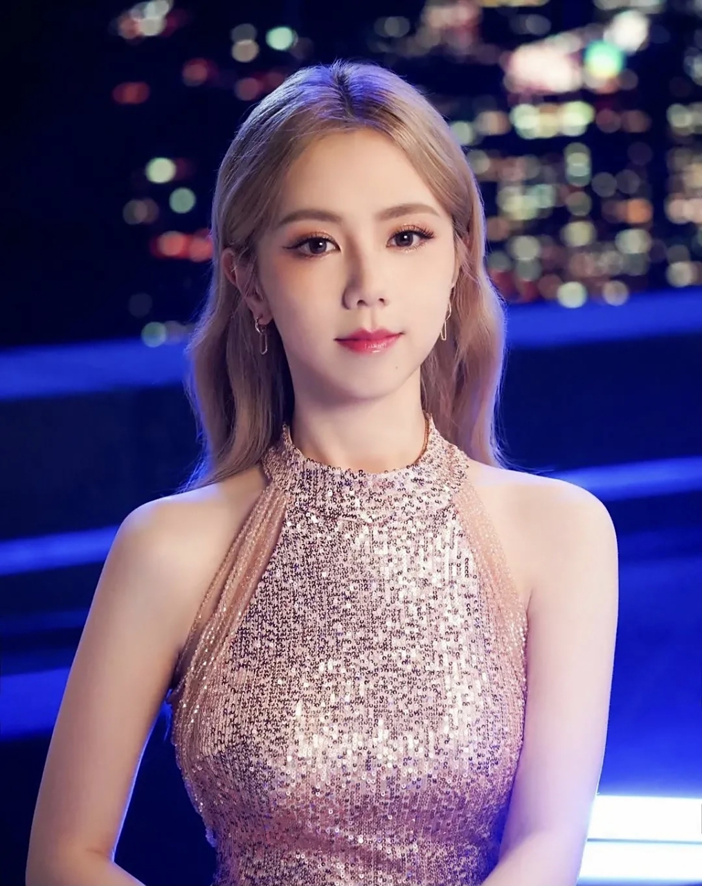 邓紫棋的素颜照跟普通人一样,只是皮肤管理比普通人比较好,身材好