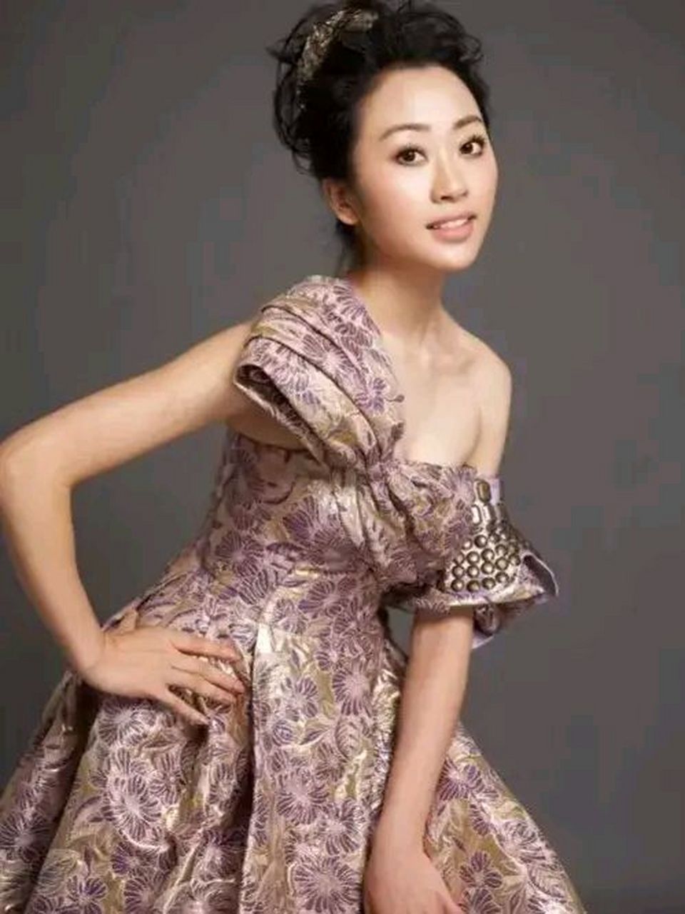 [鲜花][鲜花][鲜花] 金婷婷演唱方式很独特,一首大气磅礴的作品她演唱