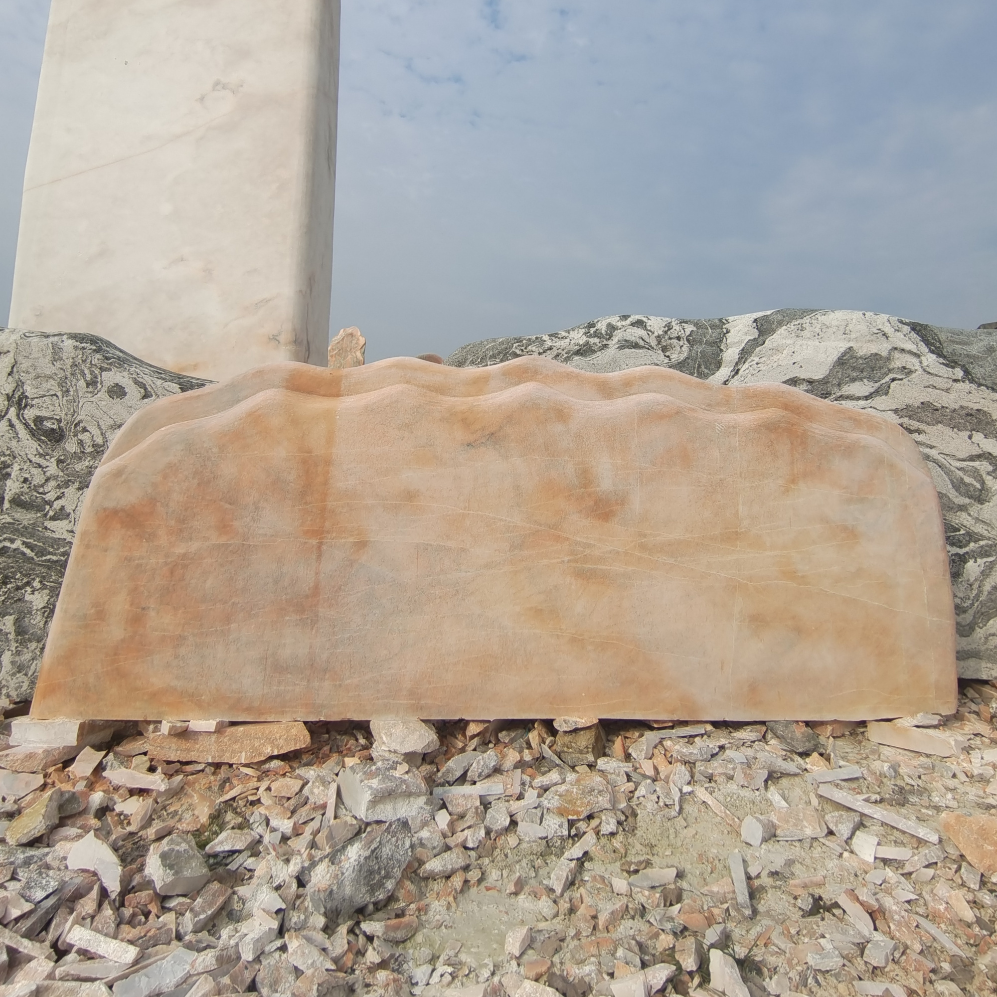 四米宽晚霞红景观石等待刻字中