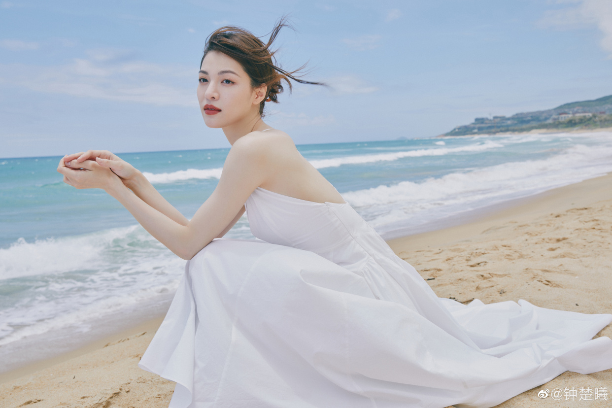 钟楚曦海边写真,一袭白色吊带裙,肌肤白皙,俏丽动人