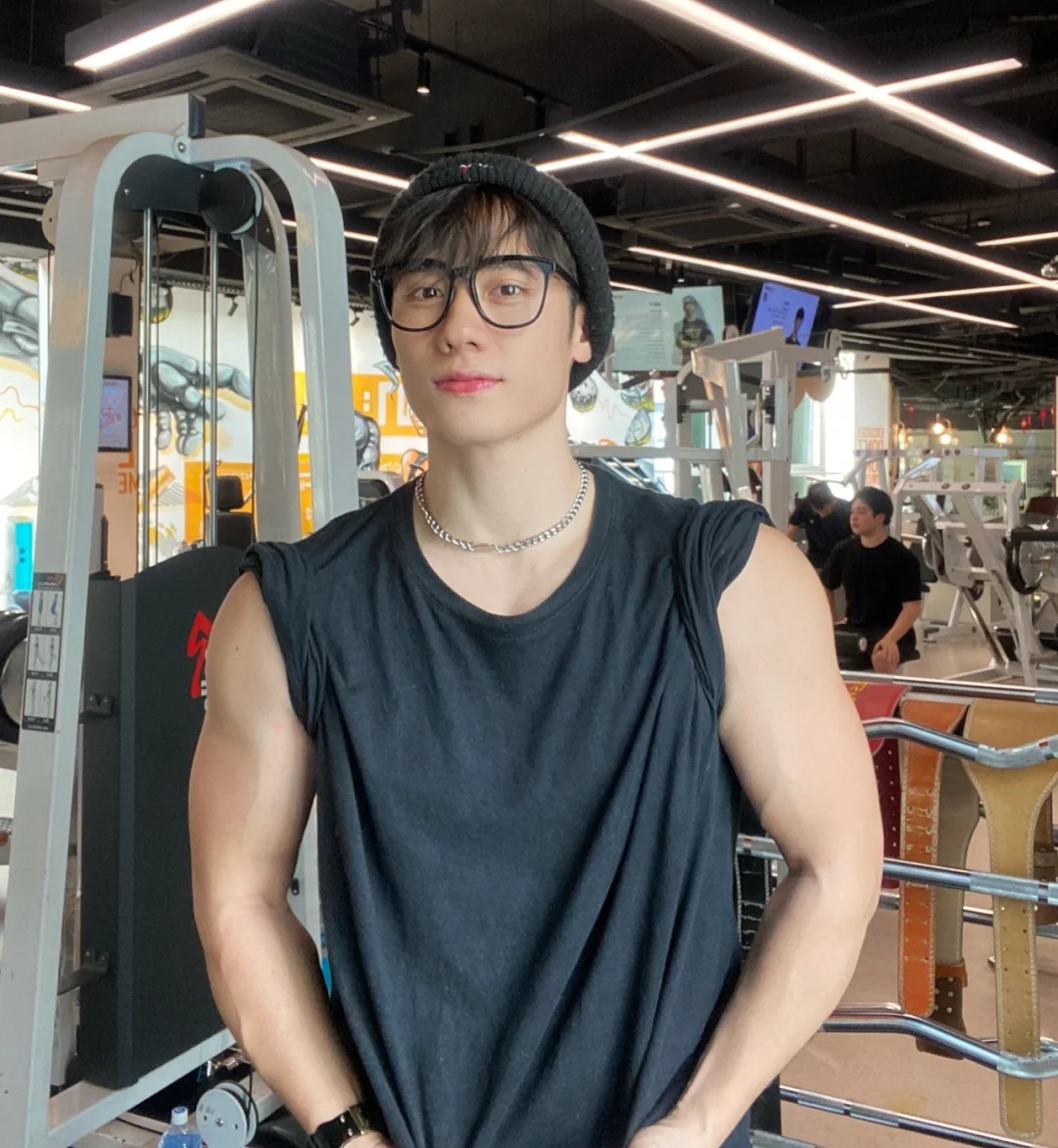 180cm身高,搓衣板腹肌"小蛮腰",戴着眼镜的男生,文艺范十足