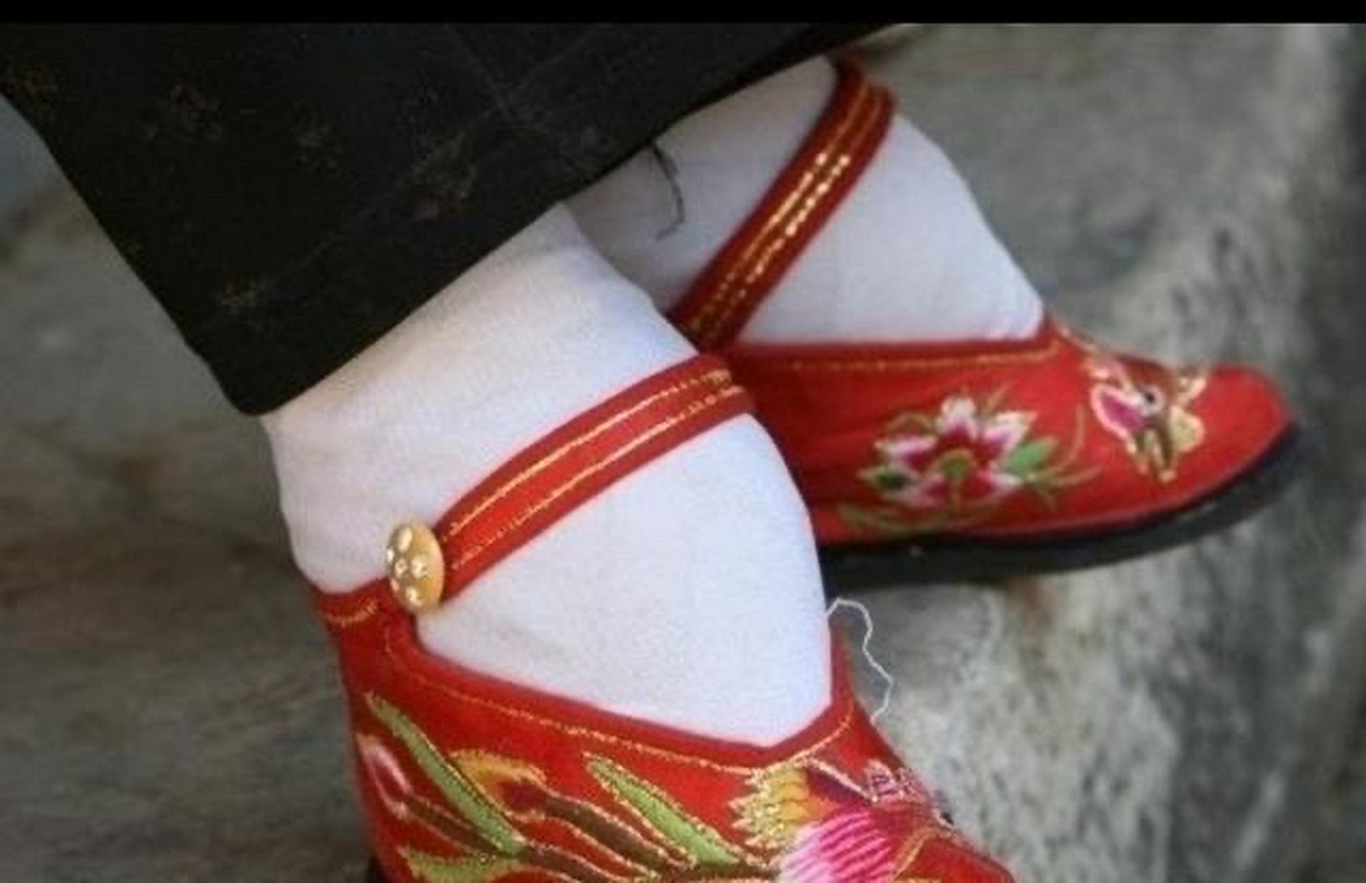 缠足是中国封建社会的陋习,它是封建社会下产生的一种病态美,好好的一