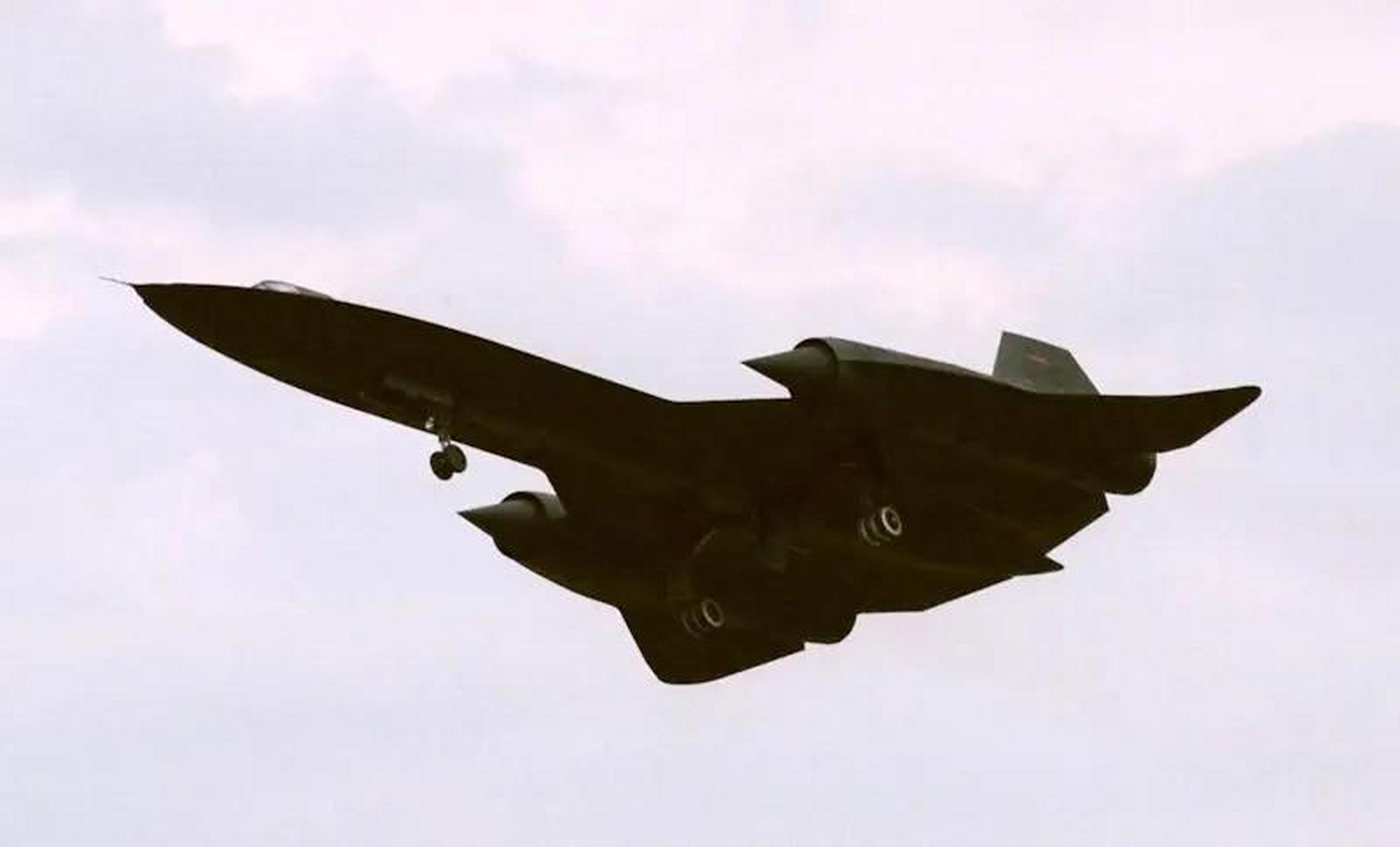 1985年掠过英国费尔福德上空的sr71黑鸟高速侦察机 是谁说西方战机不