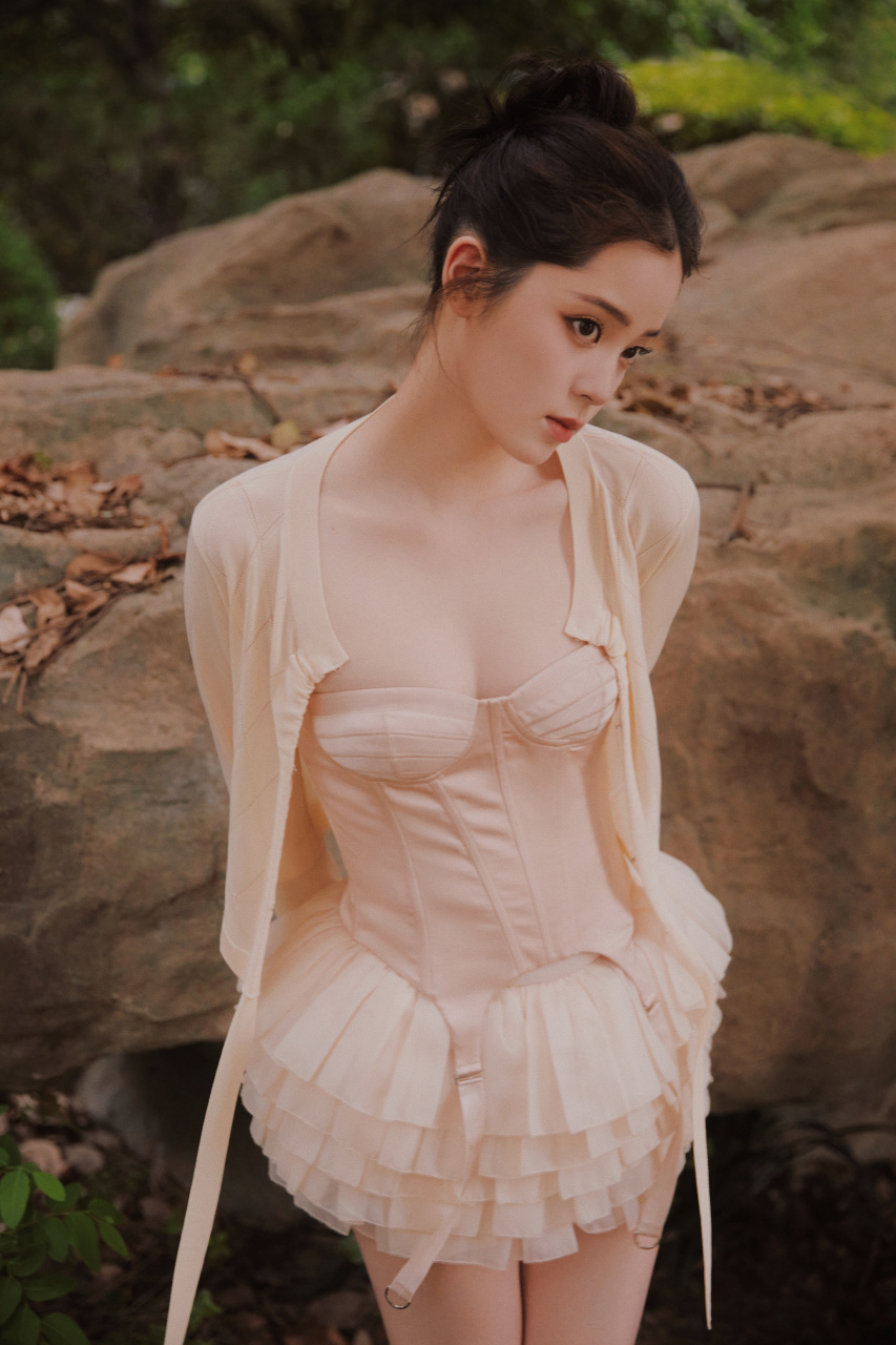 欧阳娜娜这深v短裙完美展现了她修长美腿#明星生图大赏