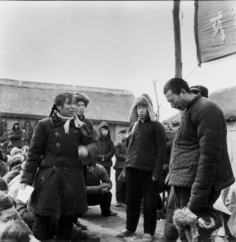 1965年,一名年轻女子公开抨击同是农民的张殿阁,理由是“无理”逼迫她父亲还钱。