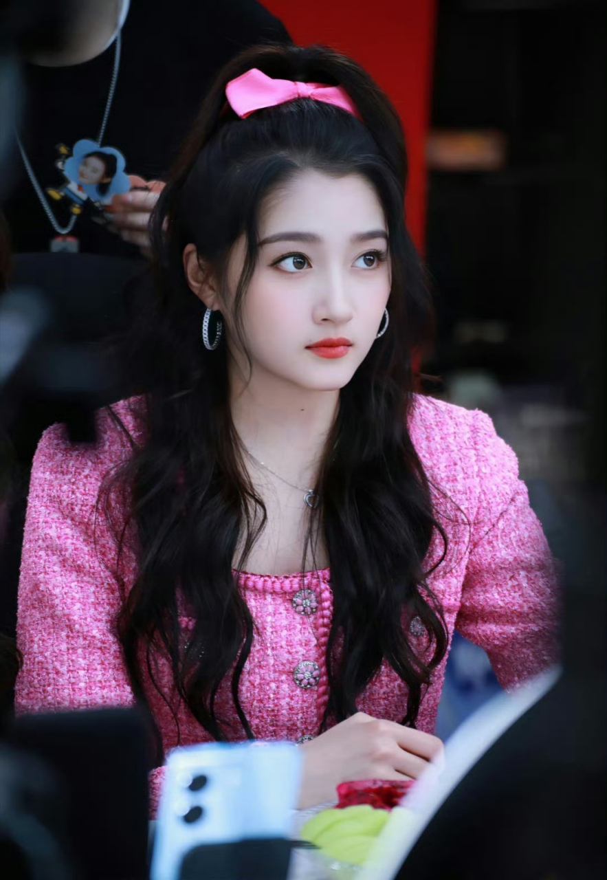 关晓彤这粉色衣服,粉色蝴蝶结高马尾的造型实在是太可爱了.