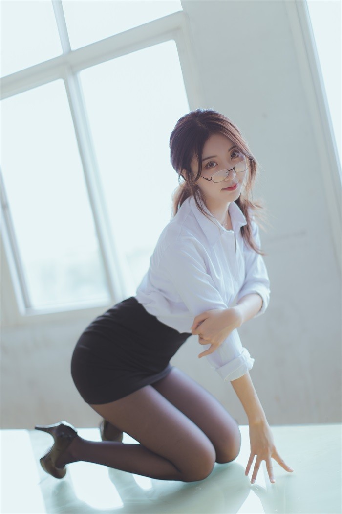微博红人动漫Coser@-黑川-黑丝短裙教师 [97P/489MB]