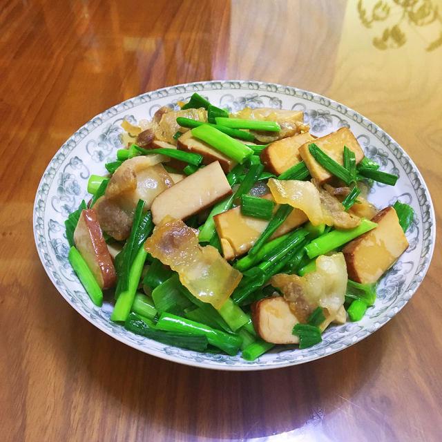 咸肉鸡蛋干炒大蒜,简单易做,咸香下饭