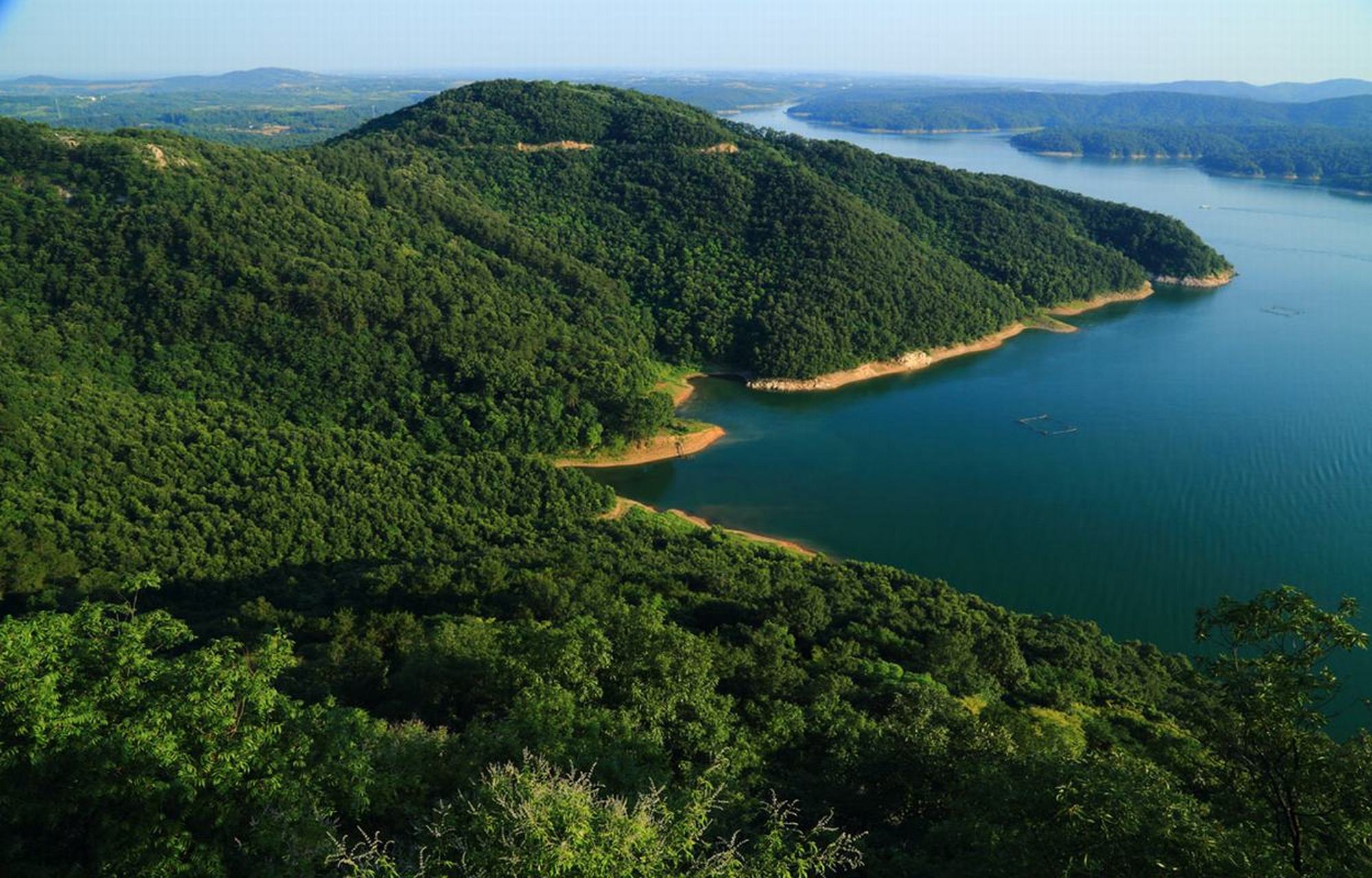 薄山湖景区位于驻马店市南部,桐柏山和河南伏牛山的交汇处,是一处以