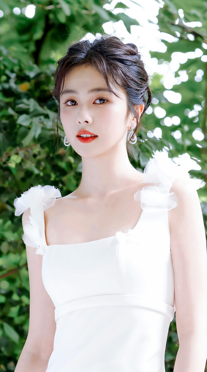 她身穿一袭白色长裙,展现了漏斗式好身材.