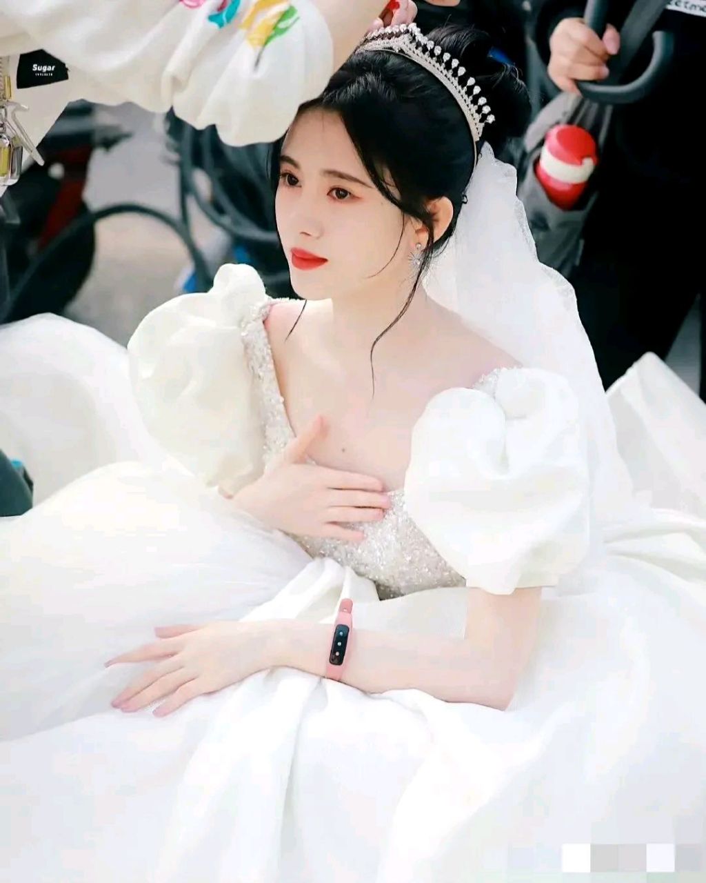 鞠婧祎婚纱造型甜美迷人,每个女孩都有一个婚纱梦,只是随着时间的推移