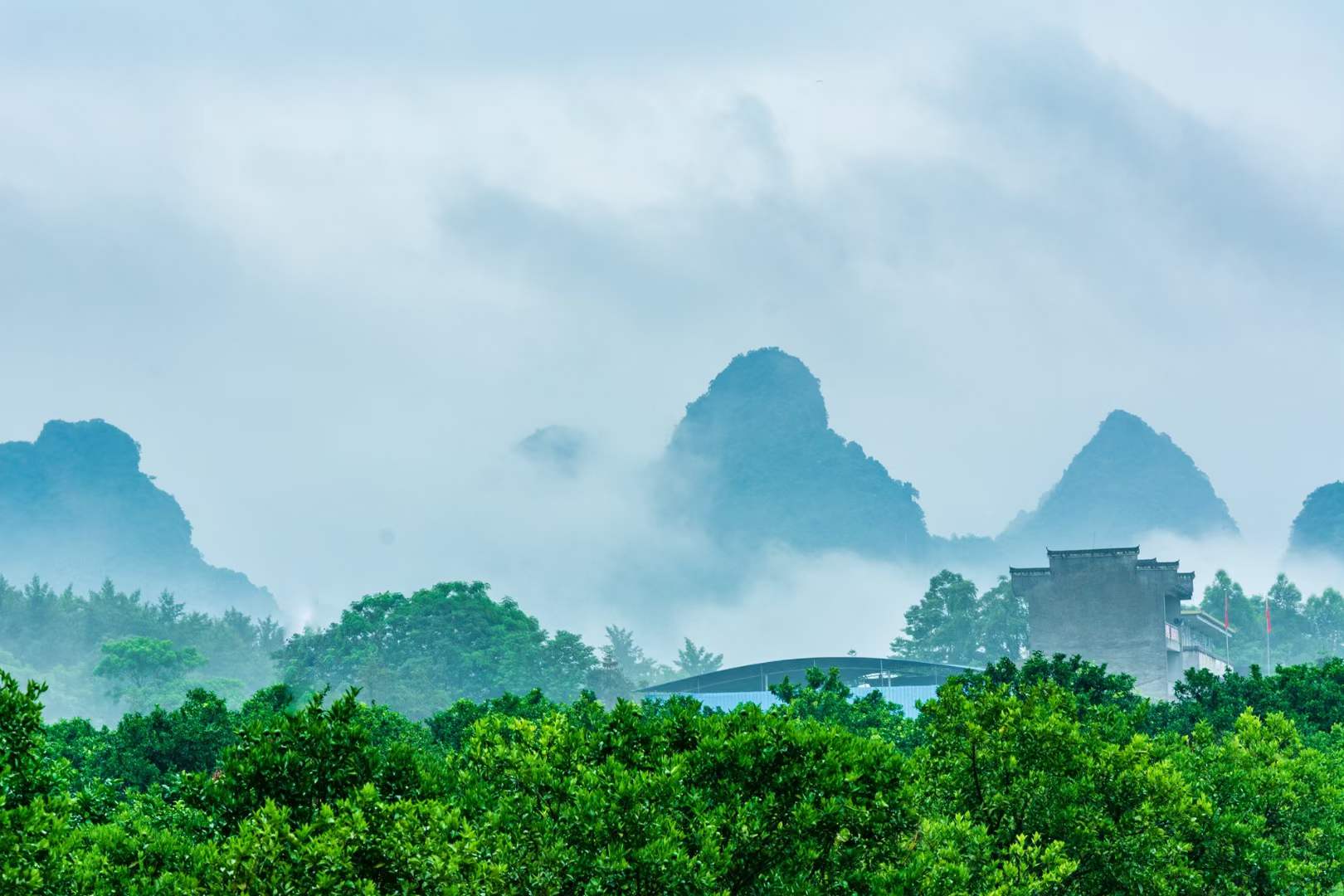 蓝天飞虹图片