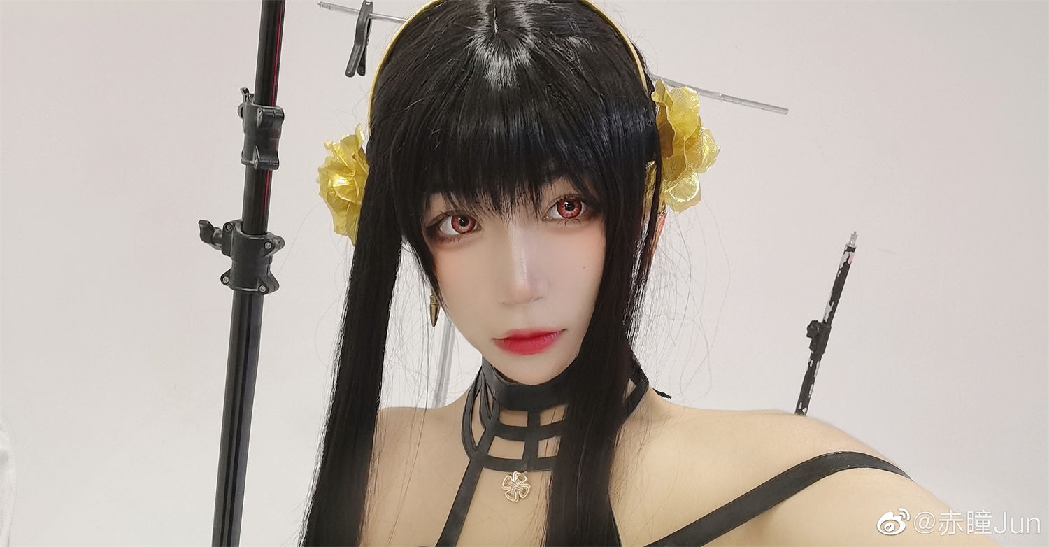 赤瞳Jun间谍过家家cos，美丽与强大集结于一身的荆棘公主！