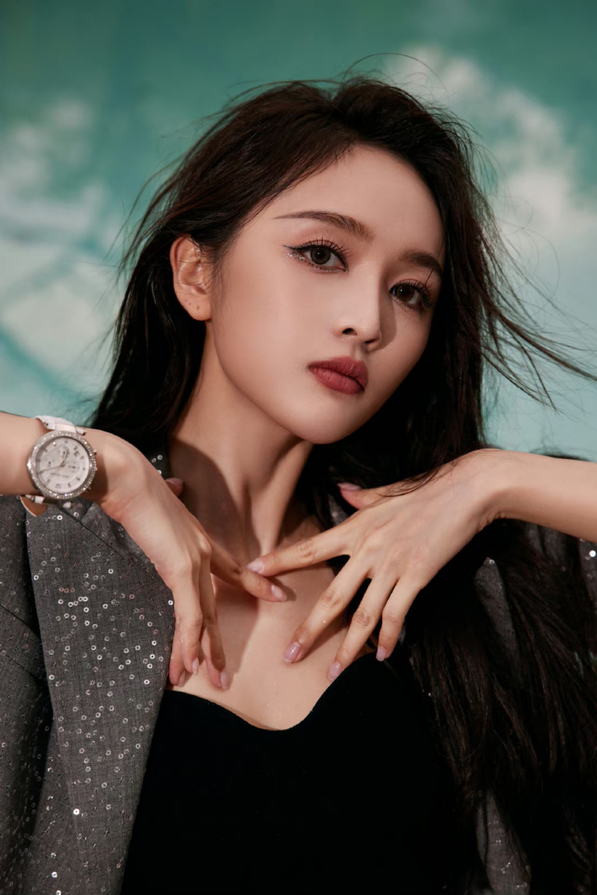 吴宣仪# 一袭酷感十足的小西装造型,肤白貌美的容颜,窈窕曼妙的身材