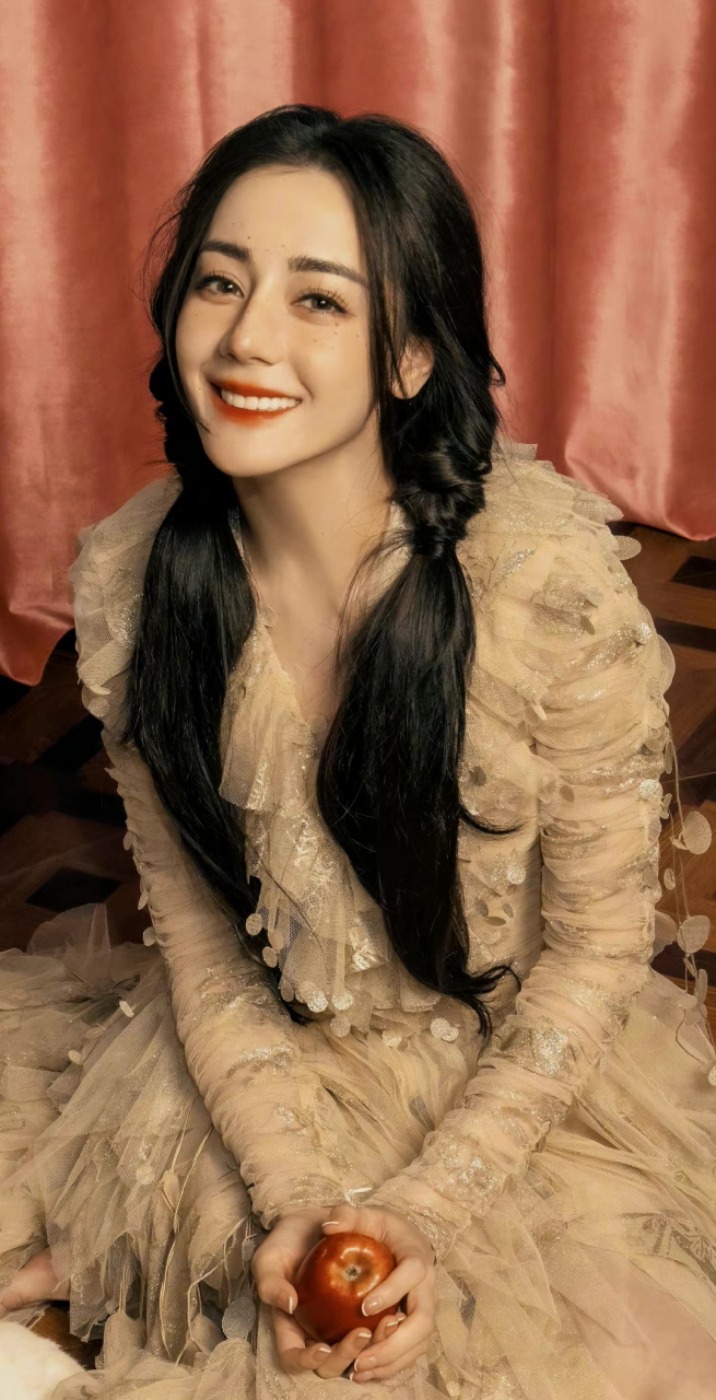 迪丽热巴# 身穿肉色纱裙,俏脸清丽脱俗,甜美笑容,长发飘逸,怀抱玉兔