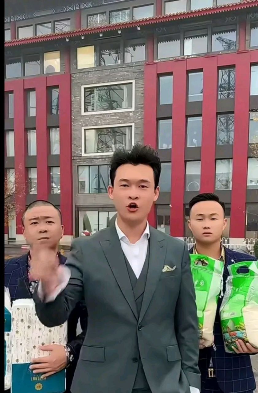 脱口秀主持人小沈龙:今天终于扛不住做出了惊人的决定!
