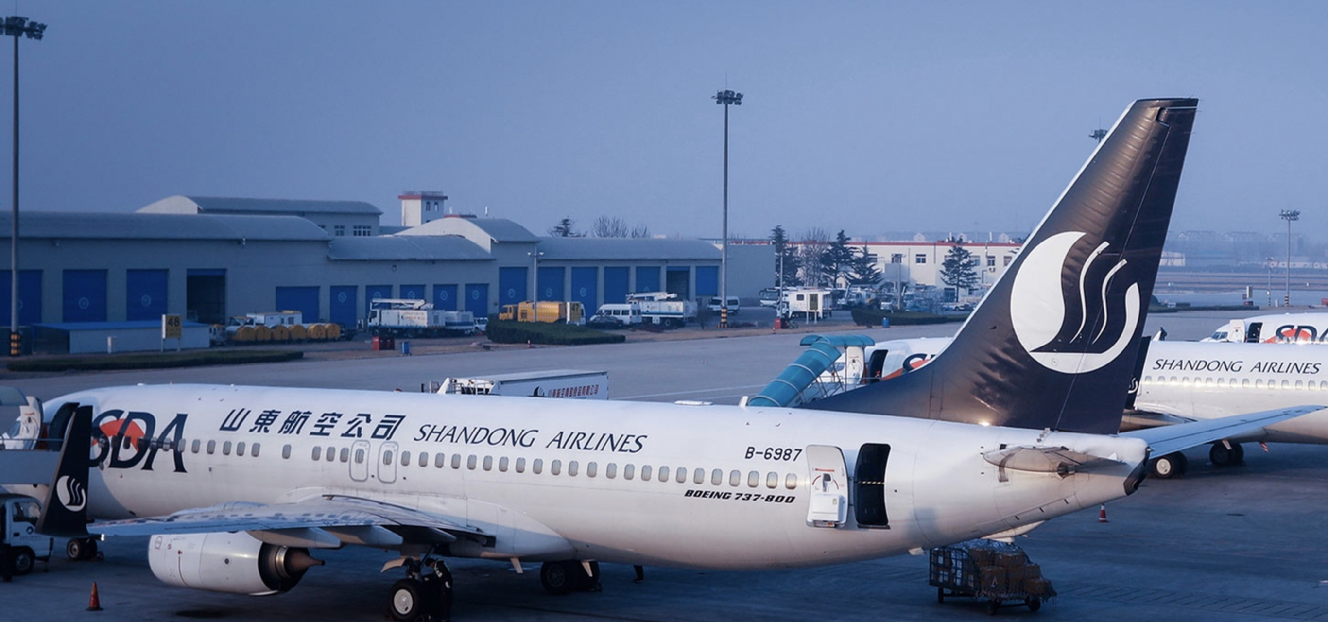 山东航空一直都把"确保安全,狠抓效益,力求正点,优质服务"放在第一