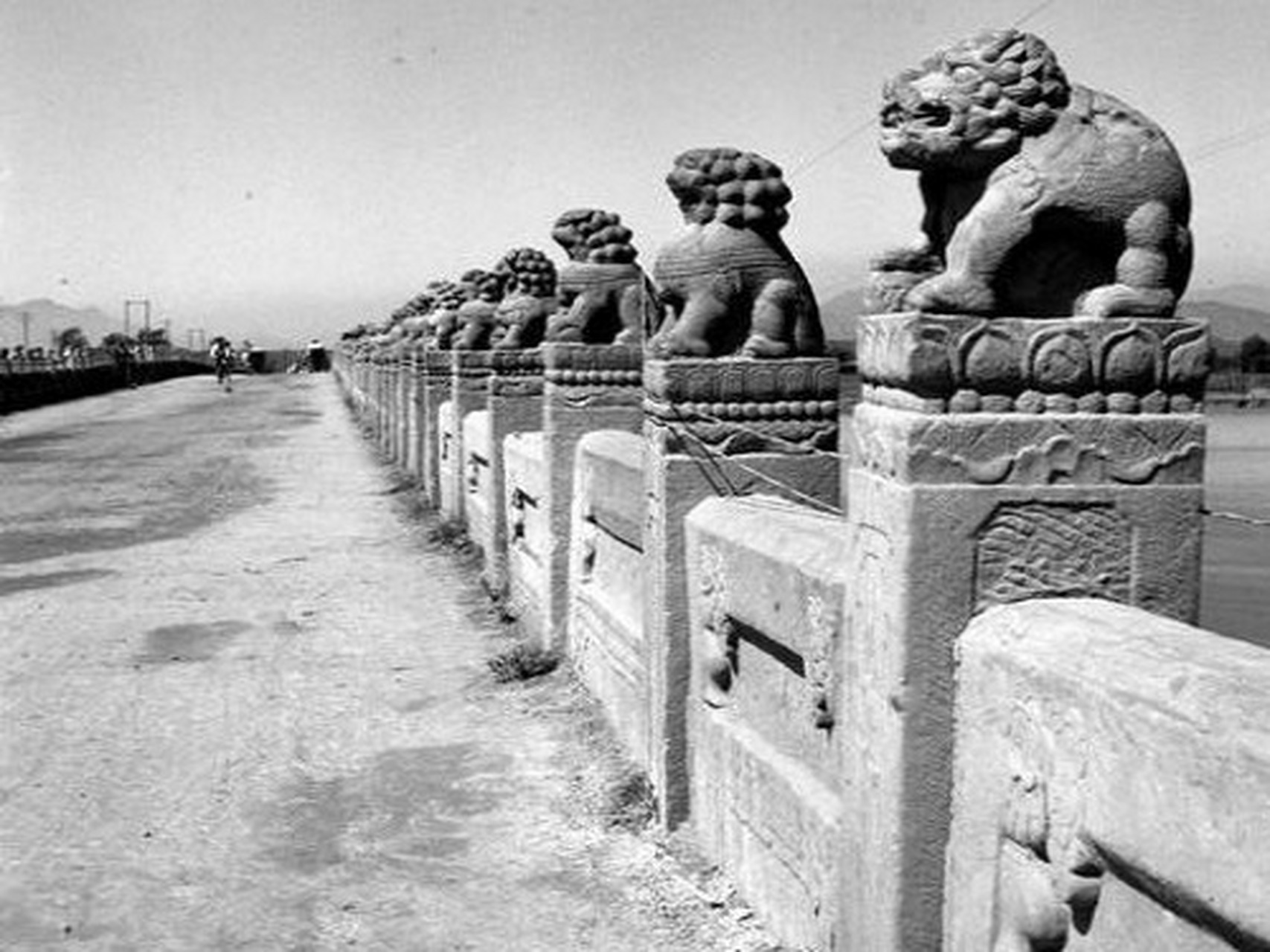 "七七事变"揭开了全国抗日战争的序幕,中国人民开始了长达8年的抗日