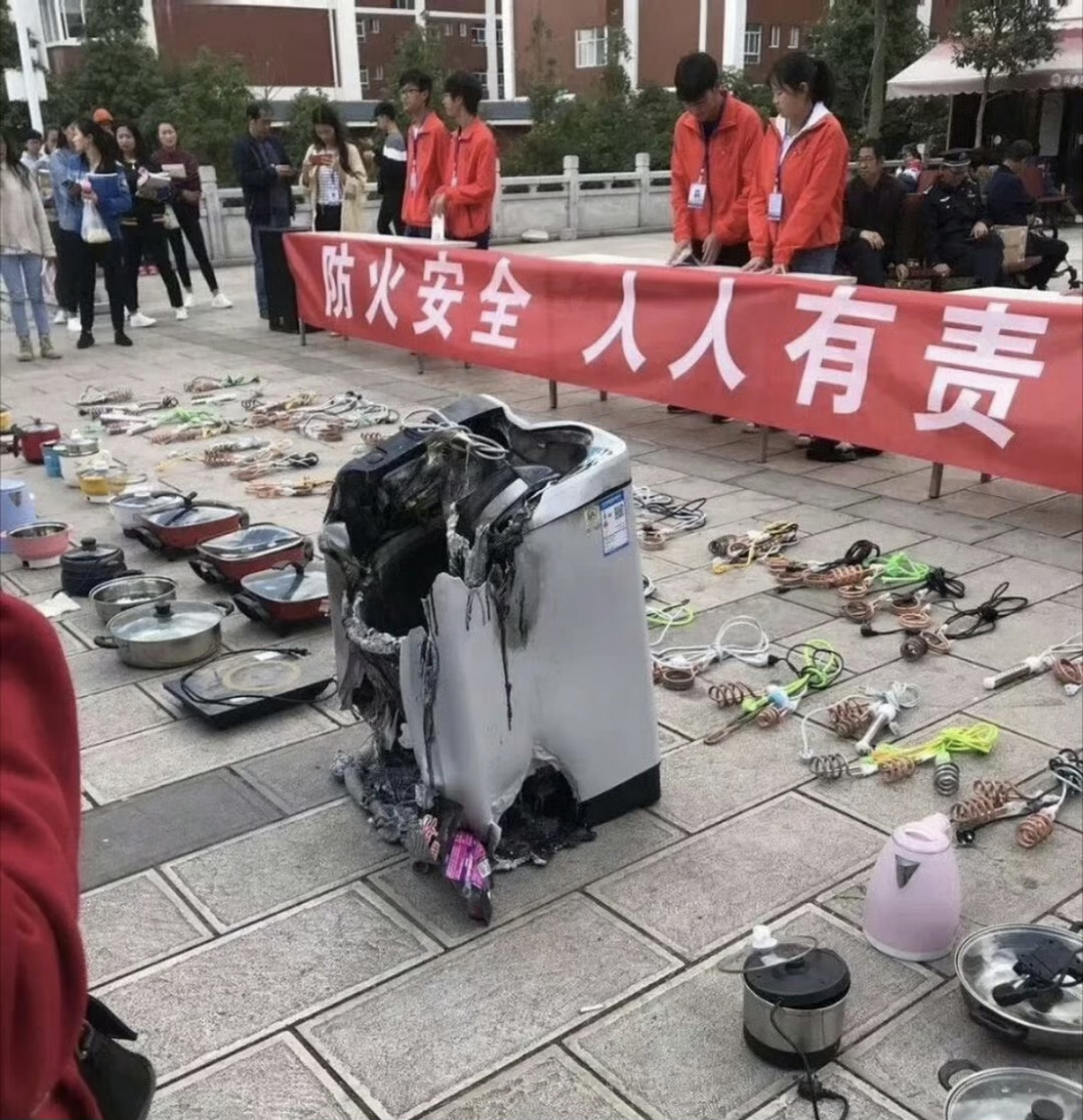 某校查宿舍查出来的大功率电器