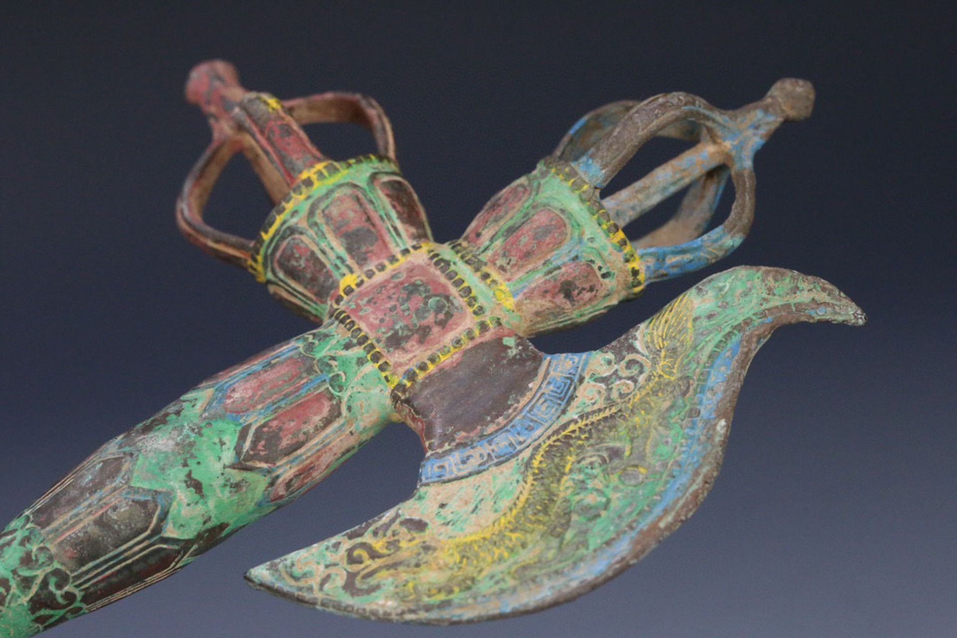 藏传 铜质彩绘金刚斧.尺寸29.8*13.9*3.7厘米,重393克