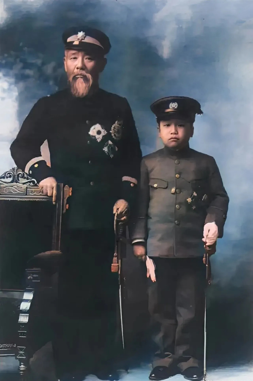 照片中的男人是伊藤博文,旁边的小孩是朝鲜皇太子李垠.