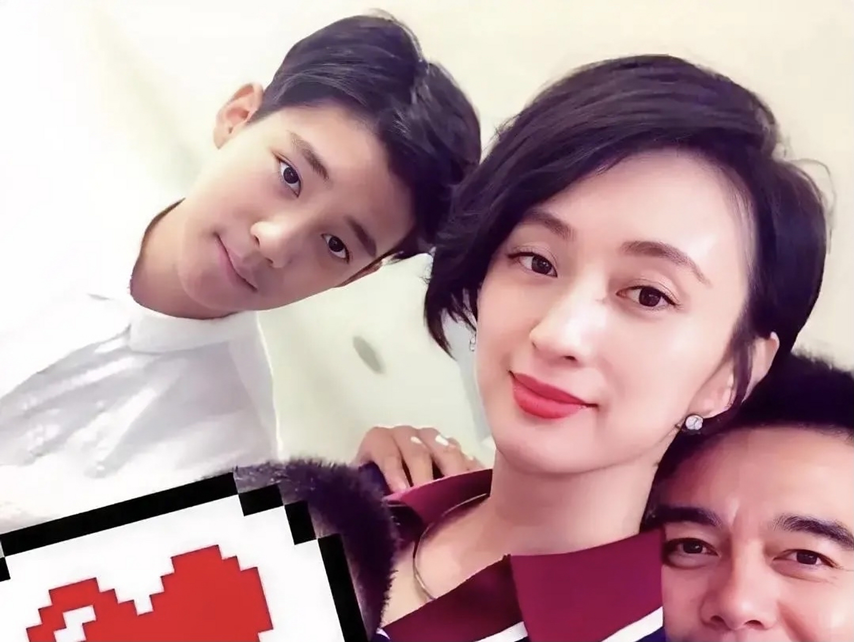 许亚军大儿子许何是许亚军和前妻何晴的儿子,颜值非常高,他一直和