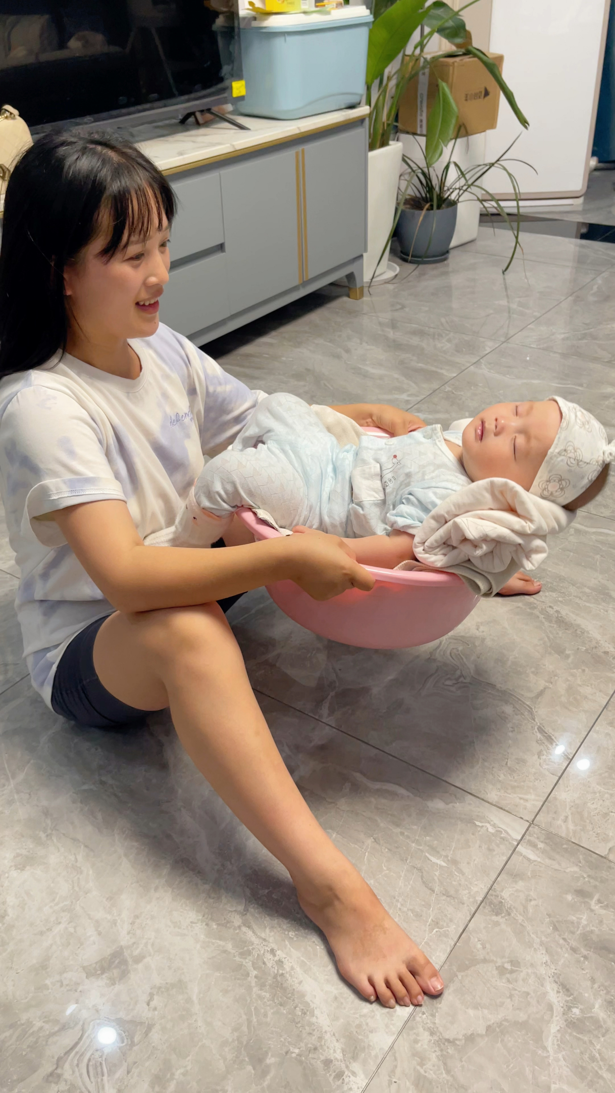 00后宝妈也太聪明了还可以这样哄娃