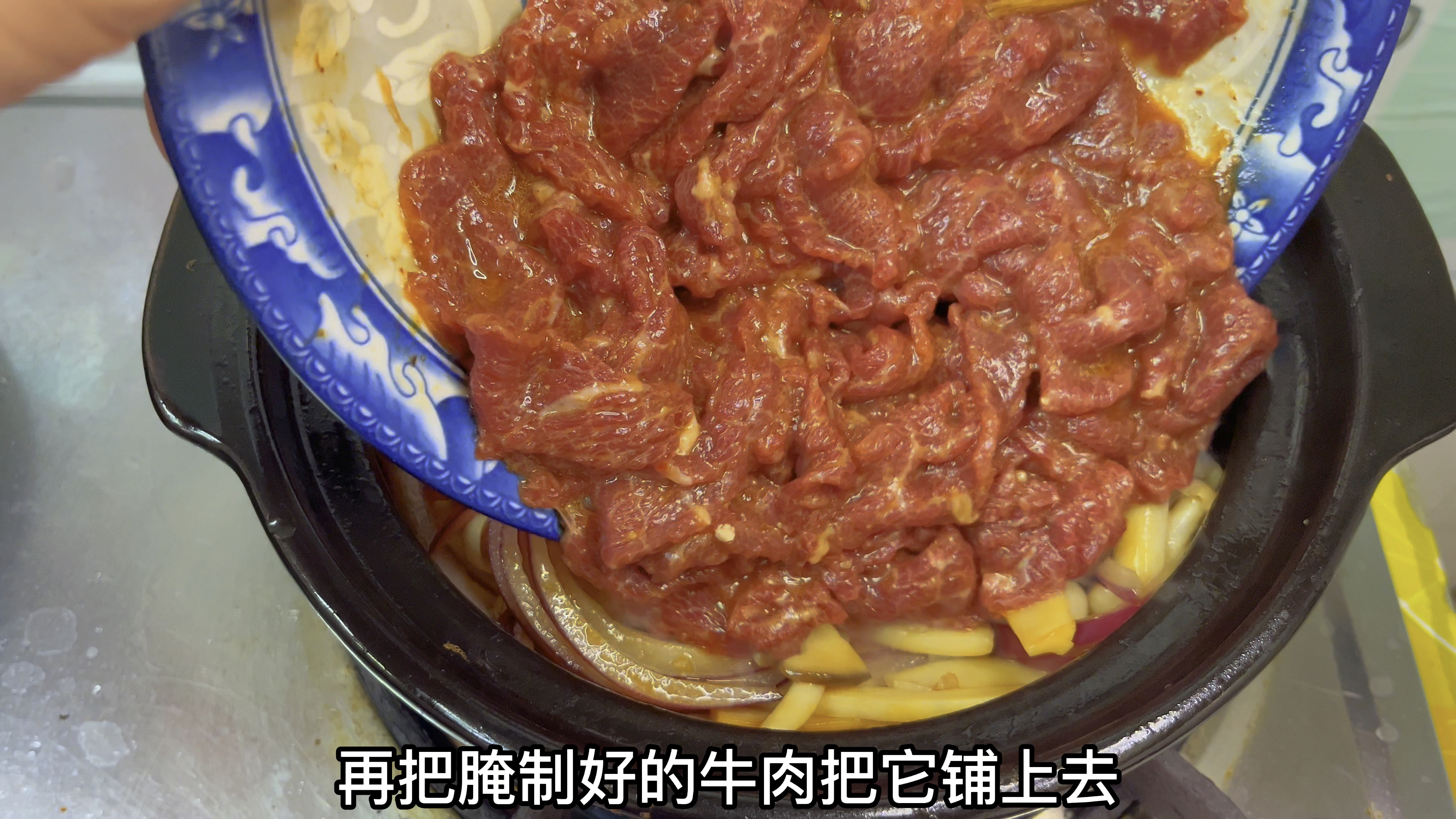 广东人很爱吃的牛肉杂菇煲,做法简单,滑嫩又入味